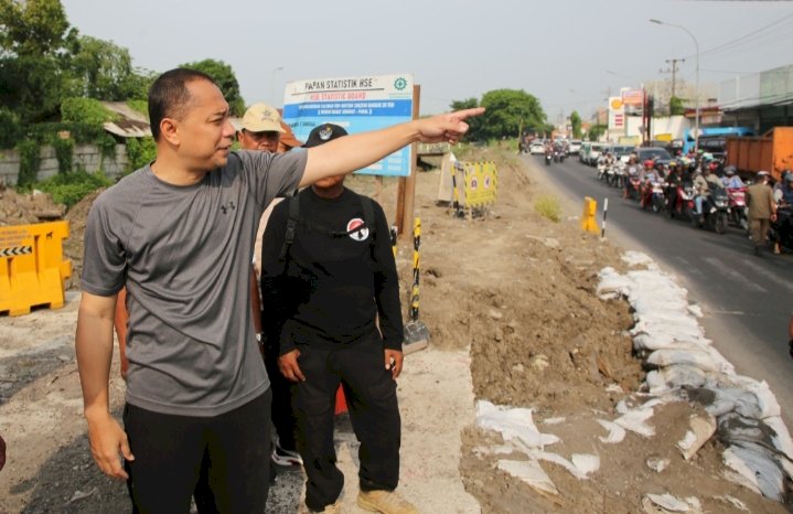 Wali Kota Eri saat sidak di Jalan Babat Jerawat depan Perumahan PBI/RMOLJatim