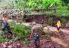 Petugas Gabungan Bersihkan Sungai Kali Maling Jombang yang Tertutup Tanah Longsor