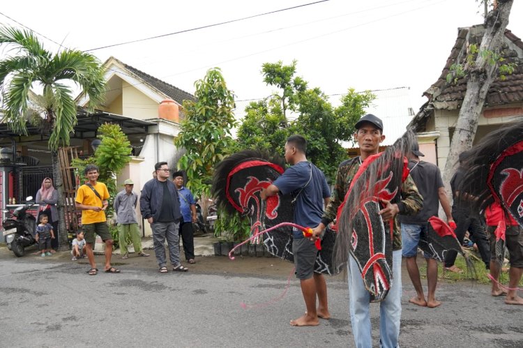 Foto : Bupati kediri saat melihat kesenian jaranan/ hms