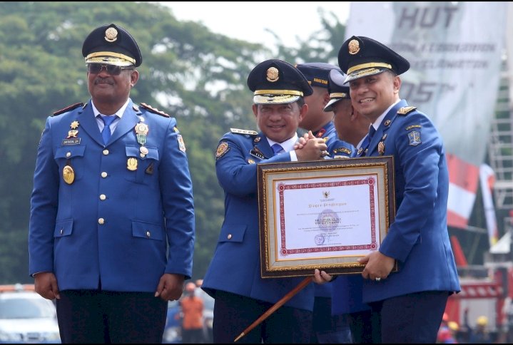 Menteri Tito Karnavian memberikan oenghargaan kepada Wali Kota Eri Cahyadi/ist