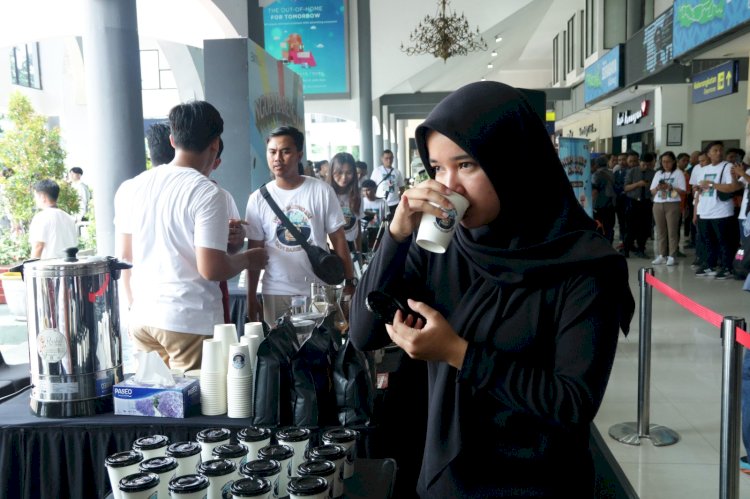 salah satu penumpang mencicipi kopi di Stasiun Gubeng Surabaya / hms