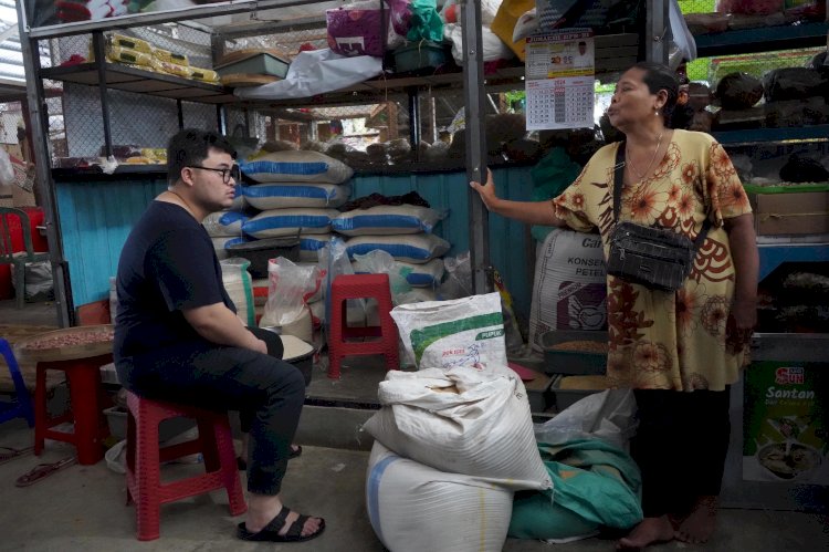 Foto : Bupati Kediri Hanindhito Himawan Pramana saat cek harga beras di pasar/ hms 