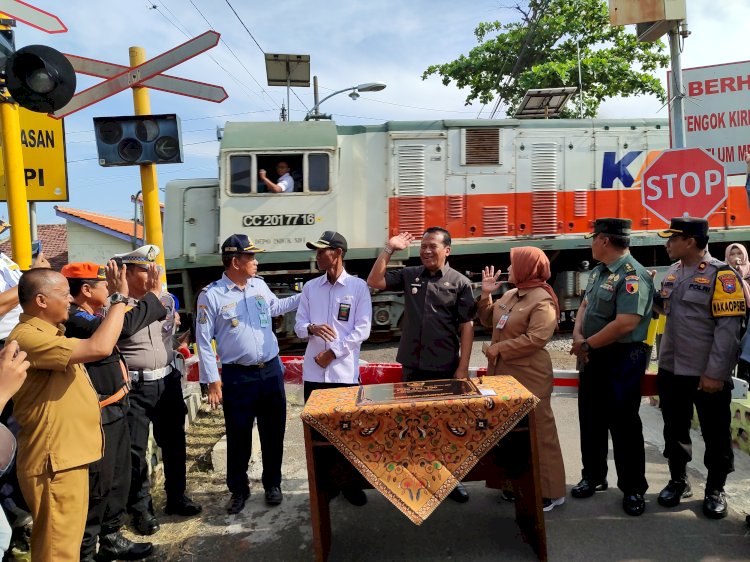 Pj Wali Kota beserta Forkopimda saat meresmikan pos jaga dan palang pintu perlintasan kereta api di Jalan Flamboyan/RMOLJatim