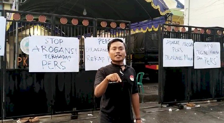 Aksi protes wartawan Pamekasan atas arogansi KPU yang melarang meliput  di Gedung PKP RI, Jalan Kemuning, Kelurahan Barurambat Kota, Kabupaten Pamekasan/RMOLJatim