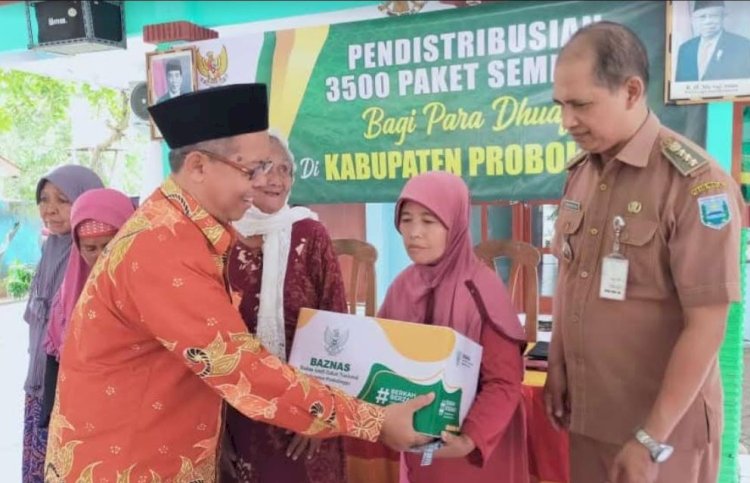 Ketua BAZNAS Kabupaten Probolinggo saat memberikan Paket Sembako untuk warga. /RMOL Jatim