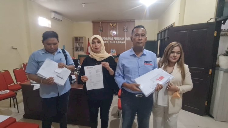 Relawan Prabowo Mania Jatim saat melapor ke Bawaslu Surabaya 