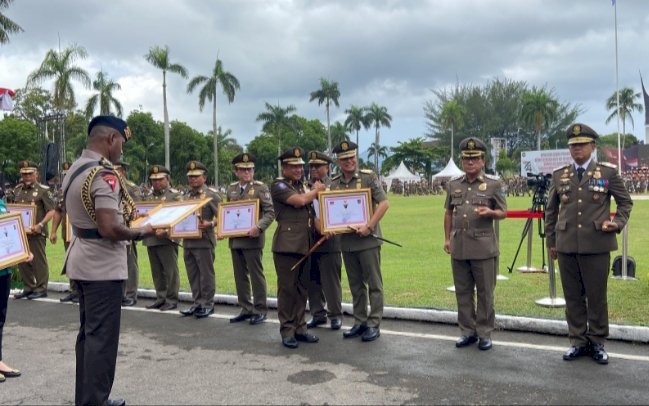 Wali Kota Eri menerima penghargaan dari Mendagri Tito Karnavian/ist