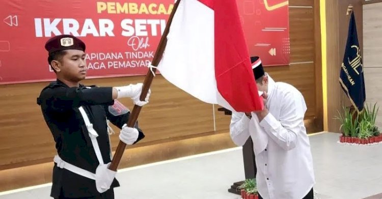 Napi kasus terorisme saat mencium Merah Putih di Lapas Kelas II A Kediri, Selasa (5/3)/ HO-lapas