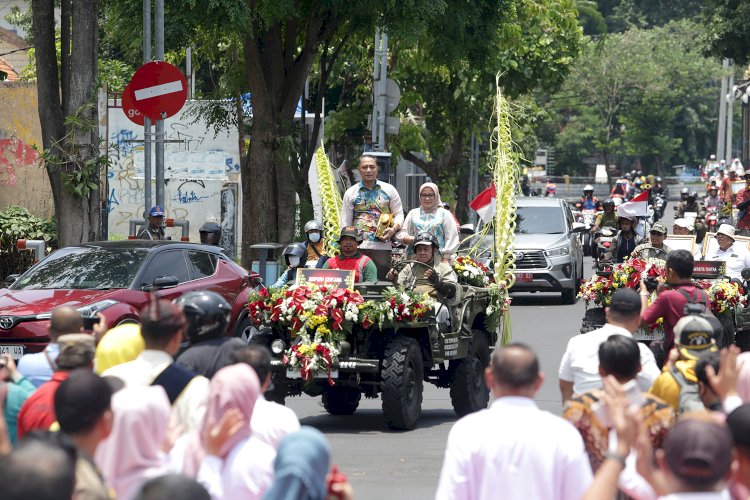 Teks foto: Wali Kita Eri bersama Rini Indriyani mengarak penghargaan Adipura Kencana/RMOLJatim