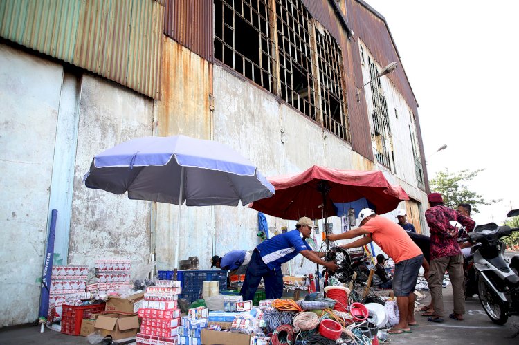 Teks foto: Pedagang di kawasan Jalan KH Mas Mansyur, Surabaya direlokasi ke Jalan Kalimas Timur/RMOLJatim