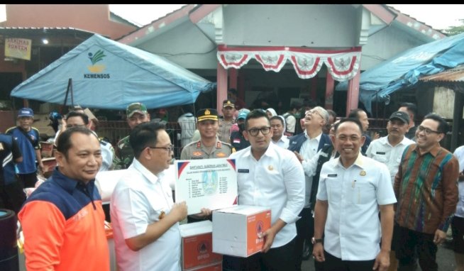 Pj Wali Kota Mojokerto Ali Kuncoro saat menerima bantuan dari Pj Gubernur Jawa Timur Adhy Karyono untuk korban banjir/Ist