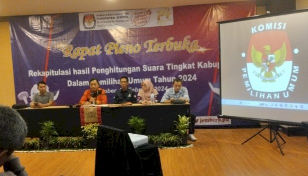 Ketua KPU Jember Muhammad Syai'in bersama 4 Komisioner KPU dalam rapat pleno terbuka hasil penghitungan suara tingkat Kabupaten/RMOLJatim