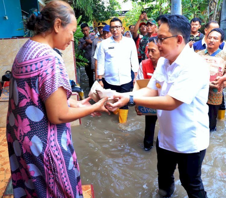 Pj Gubernur Jawa Timur Adhy Karyono menyerahkan bantuan kepada warga korban banjir di Mojokerto/Ist