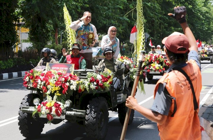 Wali Kota Surabaya Eri Cahyadi didampingi Ketua TP PKK Surabaya, Rini Indriyani, memimpin arak-arakan Piala Adipura Kencana/Ist