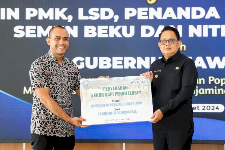 Pj Gubernur Jawa Timur Adhy Karyono menerima vaksin/Ist