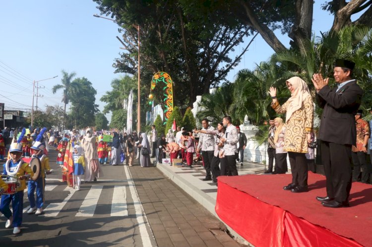 Bupati Ipuk memberangkatkan ribuan siswa Pawai Tarhib Ramadan di Banyuwangi/Humas Pemkab Bwi