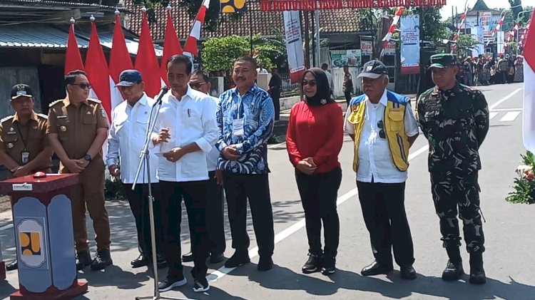 Keterangan Foto : Presiden RI Joko Widodo meresmikan pelaksanaan Instruksi Presiden (Inpres) Percepatan Peningkatan Konektivitas Jalan Daerah, Jalan Raya Dungus-Kare Madiun, Jumat (8/3). 