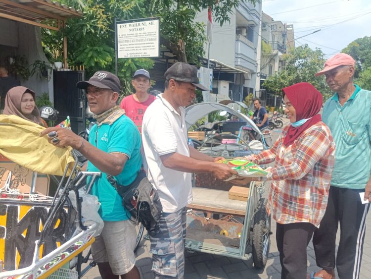 Notaris bagi bagi sembako di Surabaya/ ist