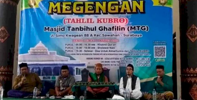 Pengurus Masjid Tanbihul Ghafilin (MTG) menggelar tradisi Megengan Tahlil Kubro, Jumat (8/3)/RMOLJatim