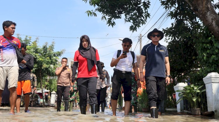 Bupati Mojokerto Ikfina Fahmawati saat meninjau desa yang terdampak banjir/ist