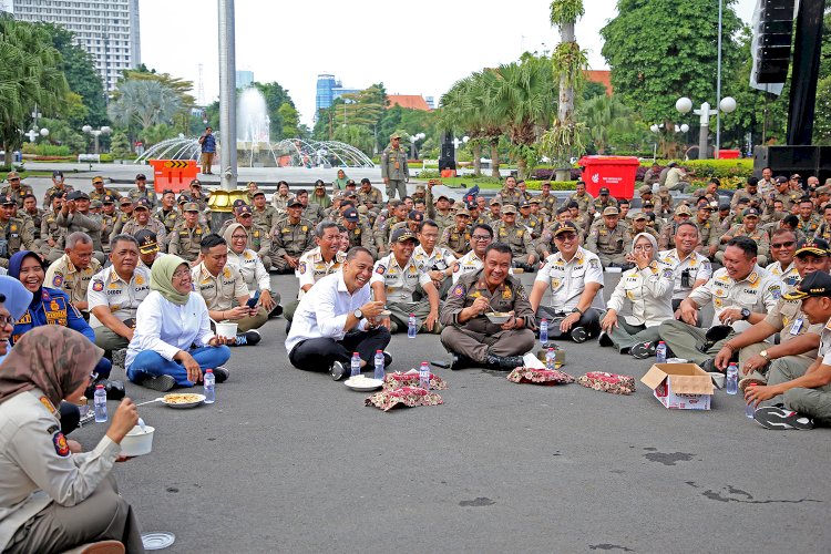 Teks foto: Wali Kota Eri merayakan HUT ke-105 Damkar, dan HUT ke-74 Satpol PP serta HUT ke-62 Satlinmas/RMOLJatim