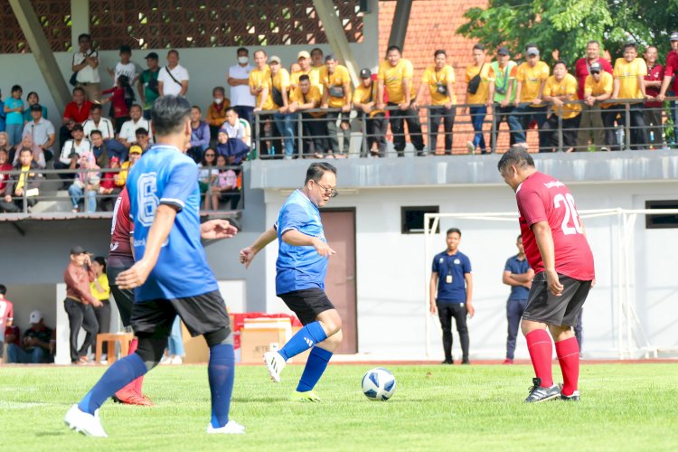 Pj Gubernur Adhy Karyono saat bermain dalam Pertandingan Persahabatan Sepak Bola melawan tim Bank Jatim/IST