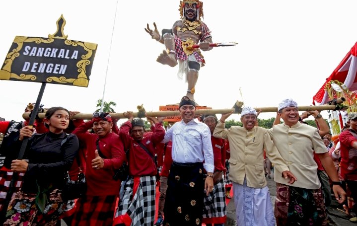 Wali Kota Eri mengikuti Pawai Seni Ogoh-Ogoh di Balai Kota Surabaya/RMOLJatim