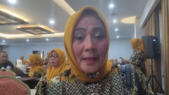 Foto; Foto Kartika Ningrum saat Prosesi Pecah kendi di hadapan Gus Fawaid, meminta maju sebagai Cabub di Jember.