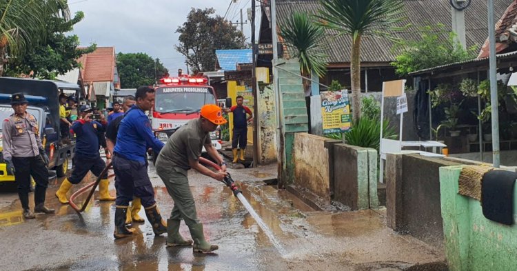 Pj Bupati Probolinggo Ugas Irwanto saat dilokasi banjir Dringu Kabupaten Probolinggo. /Ist