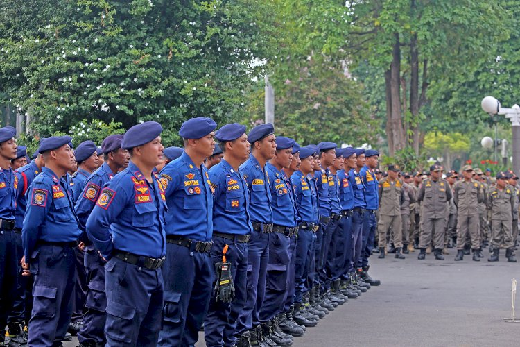 Teks foto: Petugas Satpol PP dan Damkar Surabaya/RMOLJatim