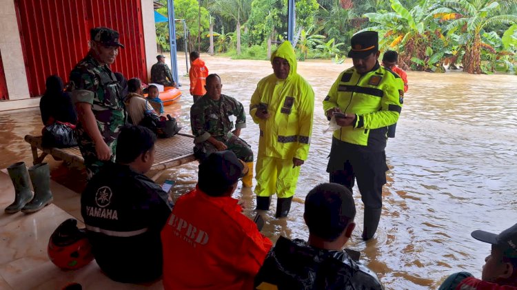 Petugas saat memantau banjir di Bangkalan/RMOLJarim