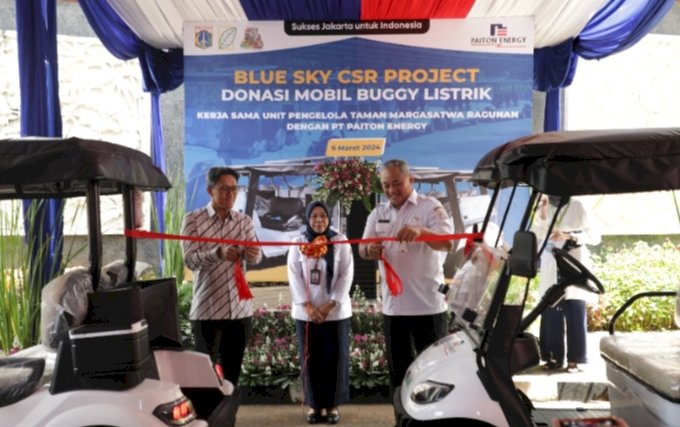 PT Paiton Energy saat memberikan bantuan alat transportasi ramah lingkungan/Ist