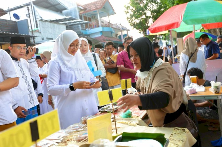 Bupati Ipuk mengunjungi lapak UMKM di pasar takjil Ramadan/Humas Pemkab Bwi