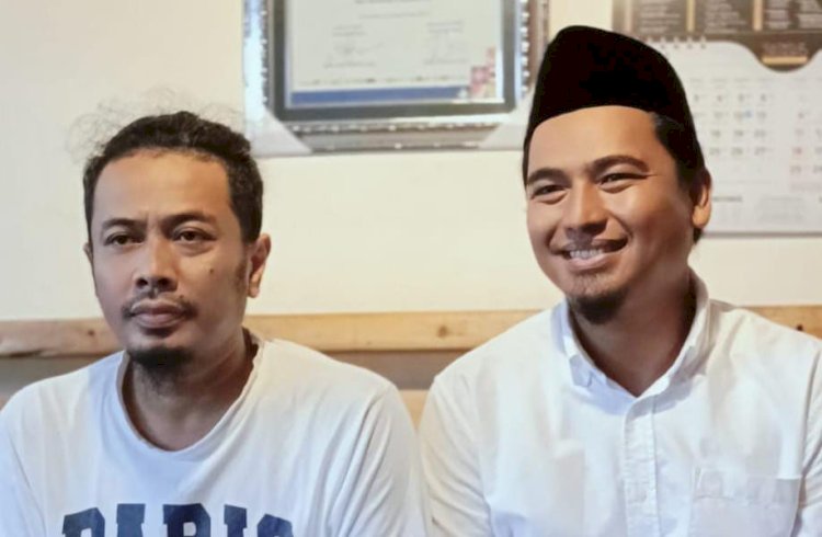    Zainal Arifin (Berkopiah) saat silaturahmi dengan Ra Faiz Ponpes Nurul Jadid Paiton Probolinggo. /Ist