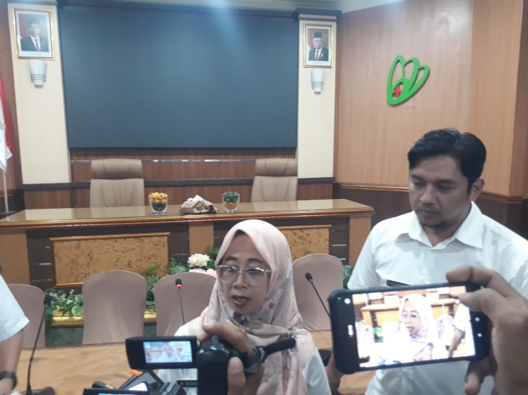 Poto - Direktur RSUD Jombang bersama keluarga pasien dalam keterangan pers/ RMOLJatim