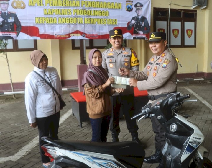 Korban saat menerima motor yang dicuri maling/istimewa