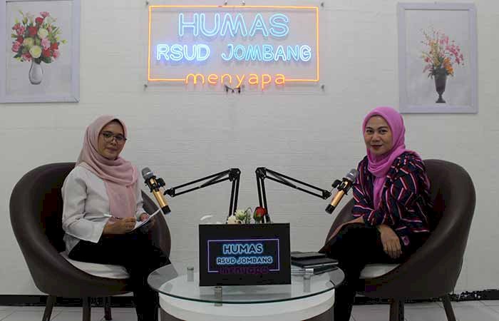 dr Debby (kanan) di ruang humas interaktif/ist