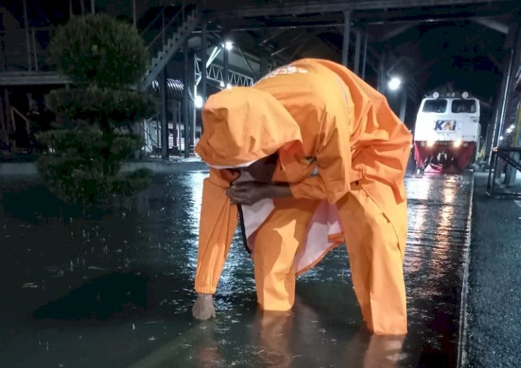 Petugas KAI sedang mengecek Perlintasan KA terdampak banjir Semarang/Ist