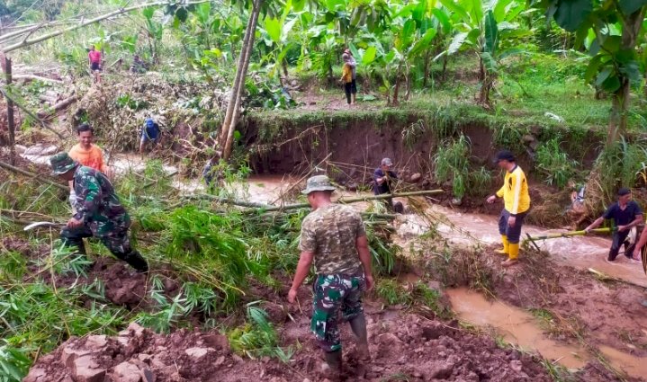 Petugas gabungan Jombang saat bersihkan aliran sungai yang dipenuhi lumpur dan kayu/RMOLJatim