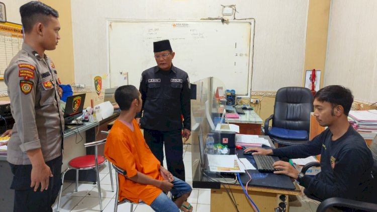 Pelaku saat diperiksa oleh penyidik Polres Probolinggo Kota/istimewa