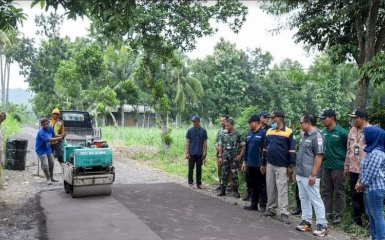 Bupati Jember, Hendy Siswanto saat meninjau lokasi pengaspalan dan penyaluran bantuan sosial di wilayah kecamatan Jenggawah dan Jombang.