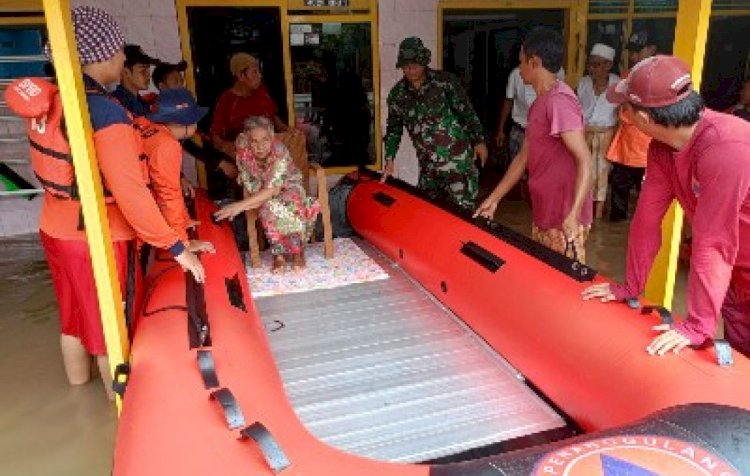 Proses evakuasi purnawirawan TNI menggunakan perahu karet dari rumahnya/Ist