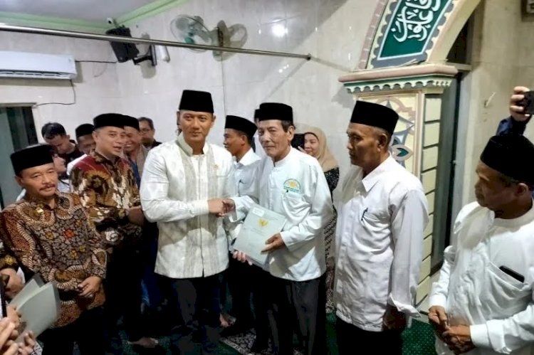 Menteri ATR/BPN, Agus Harimurti Yudhoyono (AHY) saat membagikan sertifikat tanah di Masjid Nasrulloh, Medokan Semampir, Sukolilo, Surabaya, Jumat (15/3)/Antara