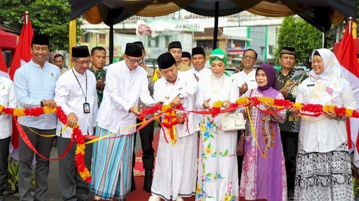 Bupati Jember Hendy Siswanto, Wabup, Kadiskop UMKM, Saat melaunching Pasar Ramadhan di Jalan Samanhudi Jember/Ist