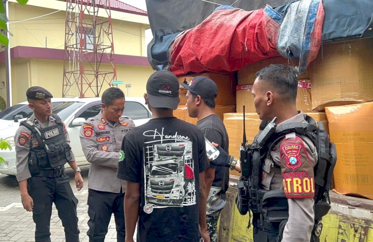 Kasat Samapta Polres Probolinggo AKP Siswandi, saat mengecek minuman keras yang diamankan. /RMOLJatim