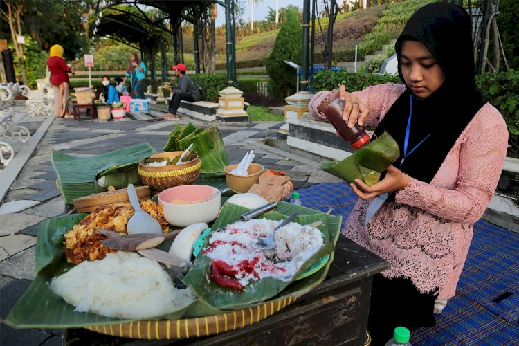 Teks foto: Bazar UMKM di Tugu Pahlawan/ist