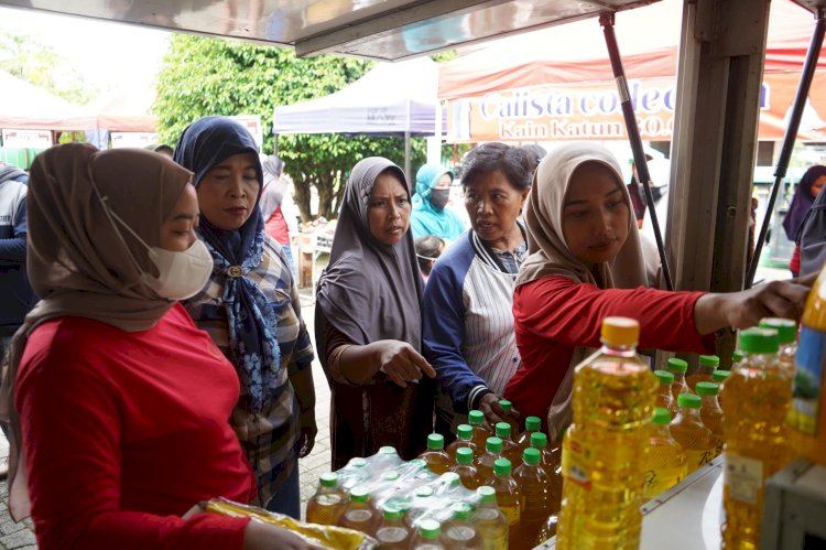 Foto : Petugas saat sidak harga ke pasar