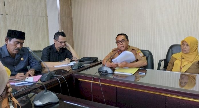 Ketua Komisi D DPRD Jember KH Hafidzi Kholis saat menerima masukan dari Sekretaris Dinas Pendidikan Jember Ismail dan para  rektor di Jember/Ist