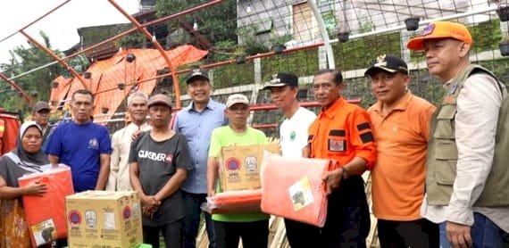 Pj Wali Kota Malang Dr. Ir. Wahyu Hidayat, MM (tengah dari kiri) bersama jajaran meninjau lokasi serta menyerahkan bantuan/Ist