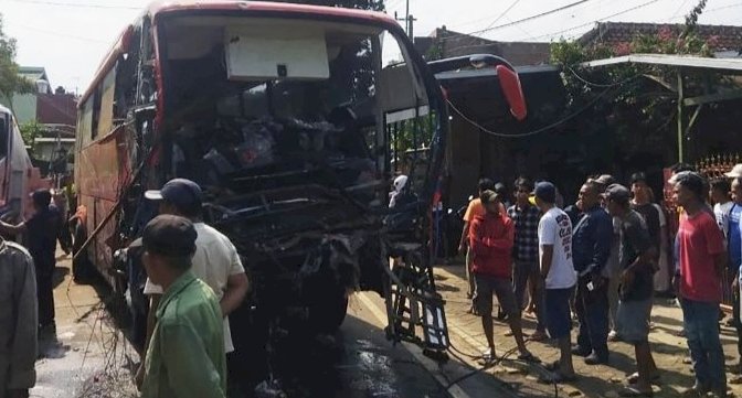 Proses evakuasi bus yang mengalami kecelakaan di Jalan Raya Klampok, Kecamatan Singosari, Kabupaten Malang/Ist